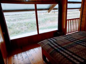 Schlafzimmer mit einem Bett vor einem Fenster in der Unterkunft Madame View Homestay in Sa Pa