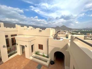 widok z balkonu białego budynku w obiekcie Al Hamra Mountain View w mieście Al Hamra