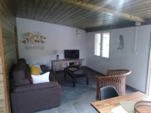ein Wohnzimmer mit einem Sofa und einem Tisch in der Unterkunft L'escale du Tec-Tec in Salazie