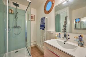 Kúpeľňa v ubytovaní Duplex Etoile de mer- T4 Vue mer