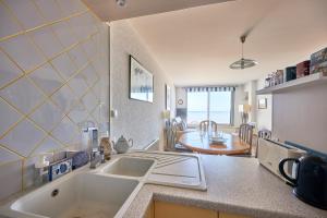 Kuchyňa alebo kuchynka v ubytovaní Duplex Etoile de mer- T4 Vue mer