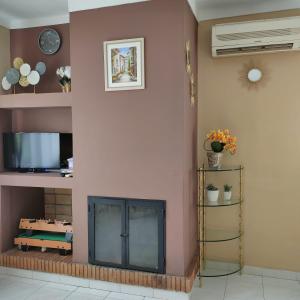 Il comprend un salon avec une cheminée et une télévision. dans l'établissement Casa Dorada, à L'Escala