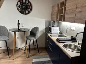 Kuchyňa alebo kuchynka v ubytovaní Studio Apartman 4YOU CITY MAX