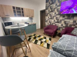 Kuchyňa alebo kuchynka v ubytovaní Studio Apartman 4YOU CITY MAX