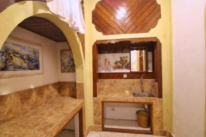 y baño con lavamanos y lavamanos. en Hibiscus Cottages, en Ubud