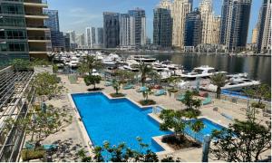vistas a un puerto deportivo con barcos en el agua en Nuran Marina en Dubái