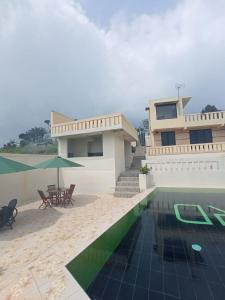 RD Cottage Valley في بوغور: منزل مع حوض سباحة أمامه