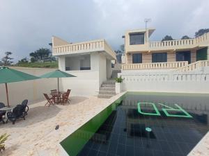 RD Cottage Valley في بوغور: فيلا مع مسبح ومنزل