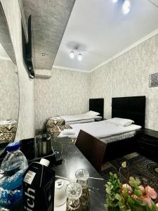 Zimmer mit 2 Betten und einem Tisch mit einer Arbeitsplatte in der Unterkunft Bay Ali in Tölöykön