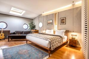 1 dormitorio con cama extragrande y sofá en Ansen Hotel and Suites, en Estambul