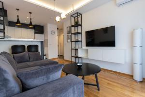 una sala de estar con un sofá y una mesa en President Apartman 6, en Vračar (historical)