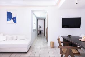 Uma TV ou centro de entretenimento em Porto Mykonos