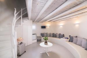 Uma TV ou centro de entretenimento em Porto Mykonos