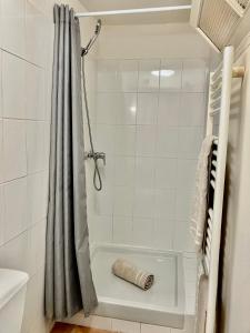 La salle de bains est pourvue d'un rideau de douche et d'une baignoire. dans l'établissement La Vista, à Bastia
