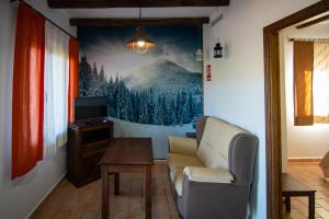 a living room with a couch and a table at Complejo Rural El Recuerdo in La Pesga