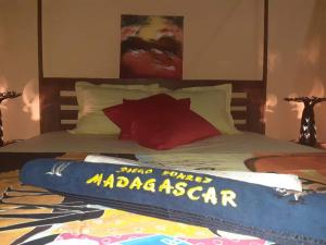 Una cama con una tabla de surf encima. en Villa Meva, en Antanamitarana Atsimo