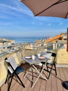een tafel en stoelen op een balkon met uitzicht op de oceaan bij La Vista in Bastia