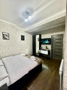 Bay Ali في Tölöykön: غرفة نوم فيها سرير وتلفزيون