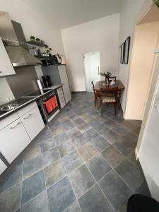 cocina con mesa y cocina con fogones en Ferienwohnung Majas, en Adenau