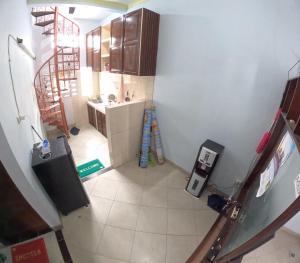 uma vista superior de uma cozinha com um lavatório e um balcão em JE Homestay Jogja em Sentool