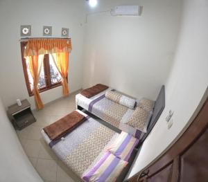 uma vista superior de duas camas num quarto em JE Homestay Jogja em Sentool