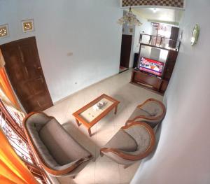 uma vista superior de uma sala de estar com cadeiras e uma mesa em JE Homestay Jogja em Sentool