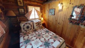 Postel nebo postele na pokoji v ubytování Cabin By The Creek With High Speed Wifi