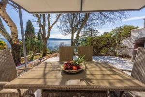 una mesa con un bol de fruta en el patio en Holiday home Viktorija, en Dramalj 36 fotos más