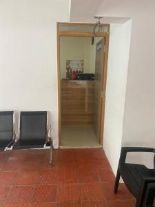 einen Flur mit Holztür in einem Zimmer in der Unterkunft Richinn Palace home stay in Chennai