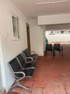 ein paar Stühle auf einer Terrasse in der Unterkunft Richinn Palace home stay in Chennai