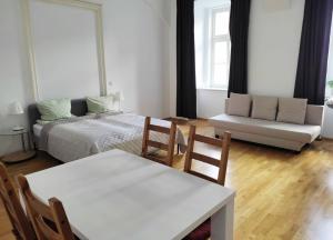 Postel nebo postele na pokoji v ubytování Lovely Modern Historical 1-Bedroom