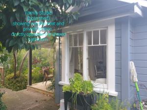 Taman di luar Cabins on Tudor bed & breakfast