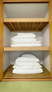 a bunch of white towels in a closet at 雅 芦ノ湖 別荘 箱根 Miyabi Ashinoko villa hakone in Sekishoato