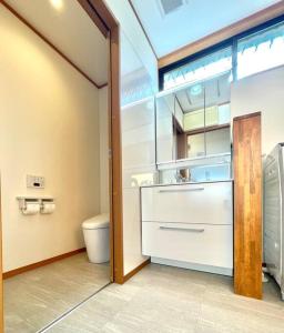 Sekishoato的住宿－雅 芦ノ湖 別荘 箱根 Miyabi Ashinoko villa hakone，一间带卫生间和水槽的浴室