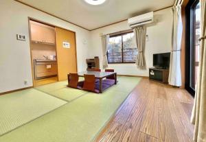 sala de estar amplia con mesa y TV en 雅 芦ノ湖 別荘 箱根 Miyabi Ashinoko villa hakone en Sekishoato