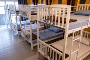 Postel nebo postele na pokoji v ubytování Krabi Freedom Hostel and Bar