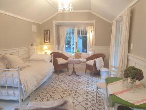 Katil atau katil-katil dalam bilik di Cabins on Tudor bed & breakfast