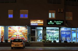 un coche aparcado delante de una tienda por la noche en Apartment Jovana Nikšić en Nikšić