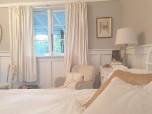 Katil atau katil-katil dalam bilik di Cabins on Tudor bed & breakfast