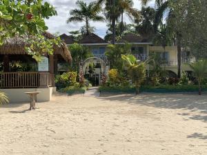 een resort op het strand met een gebouw bij Relax in Jamaica - Enjoy 7 Miles of White Sand Beach! villa in Negril