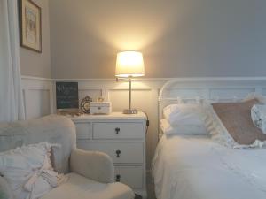 Katil atau katil-katil dalam bilik di Cabins on Tudor bed & breakfast