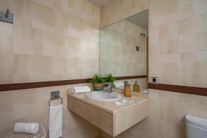 Kúpeľňa v ubytovaní Alamar apartment with pool in La Cala by Costarentals - Ref 97