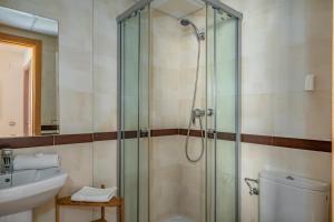 Kúpeľňa v ubytovaní Alamar apartment with pool in La Cala by Costarentals - Ref 97