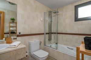 Kúpeľňa v ubytovaní Alamar apartment with pool in La Cala by Costarentals - Ref 97 + 12 fotografií