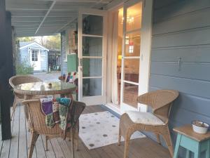 Balkoni atau teres di Cabins on Tudor bed & breakfast