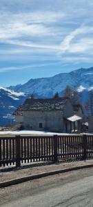 En generel udsigt til bjerge eller udsigt til bjerge taget fra feriehuset