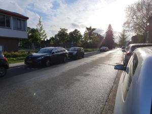 un gruppo di auto parcheggiate sul lato di una strada di Sharon's Studio Blue a Maastricht
