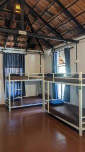Postel nebo postele na pokoji v ubytování Crossroads Hostel 1957