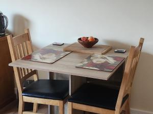 威廉堡的住宿－taigh beag，一张木桌,上面放着一碗水果