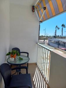 A balcony or terrace at Verdemar Apartamento l